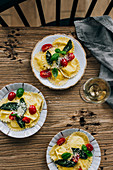 Ricotta-Ravioli mit Salbei und Tomaten