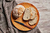 Hausgemachtes Brot mit einigen abgeschnittenen Scheiben