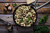 Noodles with mushrooms and kale