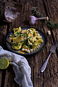 Green tortellini salad with cheese and croutons
