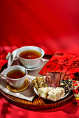 Verschiedene Snacks zum Tee auf Tablett (China)