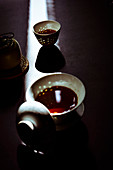 Tee in traditionellem chinesischem Becher