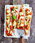 Pizza mit Zucchini und frischem Oregano