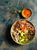 Turkey Bowl mit Getreide, Zaatar, Regenbogensalat und Harissa-Joghurt