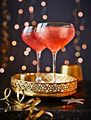 Zwei Cranberry-Spritz-Cocktails zu Weihnachten