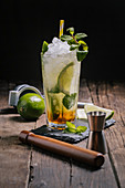 Mojito-Cocktail mit Eis und Minzblättern