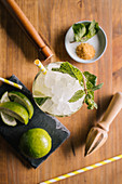 Mojito-Cocktail mit Eis und Minzblättern