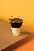 Schichtkaffee Bombon mit Espresso und gesüßter Kondensmilch