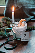 Vanillekipferl dekoriert mit brennender Kerze