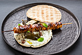 Griechisches Pitabrot gefüllt mit Fleischspieß und Tsatsiki