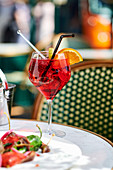 Cocktail mit Campari auf Restauranttisch