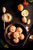 Mandarinen und Rohzucker
