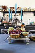 Trauben, Büste und Kerzenständer im Vintagestil auf dem Küchentisch
