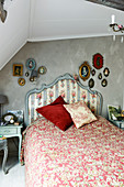 Bett mit romantischem Betthaupt im nostalgischen Schlafzimmer