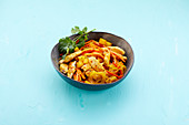 Hähnchen-Curry mit Möhren und Kurkuma