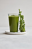 A kale and apple smoothie with ginger
