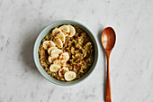 Courgette porridge with banana and maple syrup