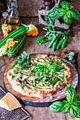 Zucchinipizza mit Erbsen und Basilikum