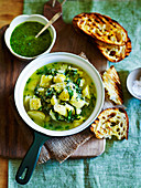 Kartoffel-Knoblauch-Suppe mit Spinat