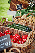 Körbe mit frischem Gemüse auf einem Marktstand
