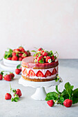 Erdbeermousse-Torte