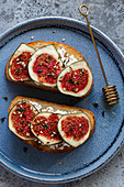 Toast with goat's cheese and figs