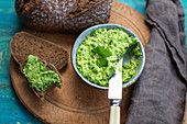 Pea spread with parsley