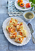 Apricot cake with crumble