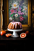 Blutorangen-Bundt-Kuchen vor Blumengemälde