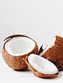 Aufgeschnittene Kokosnüsse