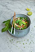 Udon noodle bowl with wild garlic pesto, spinach and peas (Asia)