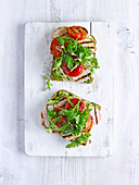 Smokey Rasher Sandwich mit Tomaten und Rucola