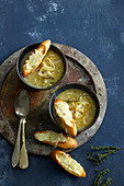 Französische Zwiebelsuppe mit Käsecroutons