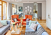 Eleganter offener Wohnraum im klassischen Stil, Sessel in Orange