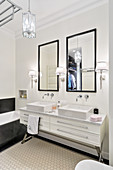 Elegantes klassisches Bad in Schwarz-weiß mit Doppelwaschbecken