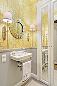 Gelbe Tapete mit grafischem Muster im kleinen eleganten Bad