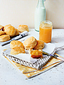 Scones with lemon curd