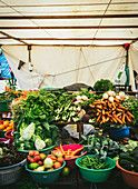 Marktstand mit frischem Gemüse (Portugal)