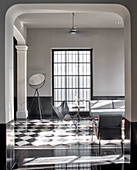 Modernes Wohnzimmer in Schwarz-Weiß im luxuriösen Altbau