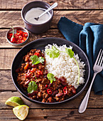 Chili con Carne serviert mit Reis