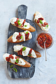 Italienische Sandwiches mit Mozzarella und getrockneten Tomaten