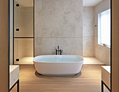 Freistehende Badewanne im modernen Luxusbad