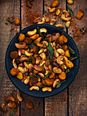 Roasted, seasoned nuts for snacking