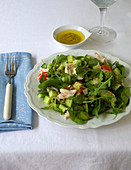 Gemischter Salat mit pochiertem Huhn
