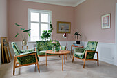 Sitzgarnitur im Mid Century Stil mit Dschungelmotiv, rosafarbene Wände