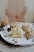 Small sponge tartlets with dulce de leche and almonds