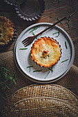 Small pies with minced meat, chilli, raisins and rosemary