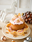 Weihnachts-Cupcake mit Sahne und kleinen Lebkuchenmann-Keksen