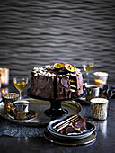 Schokoladenmoussetorte aus dunkler Schokolade, Kokos und Passionsfrucht