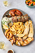 Gemischte Platte mit Espetada, Huhn, Fisch, Garnelen, Pommes und Reis (Portugal)